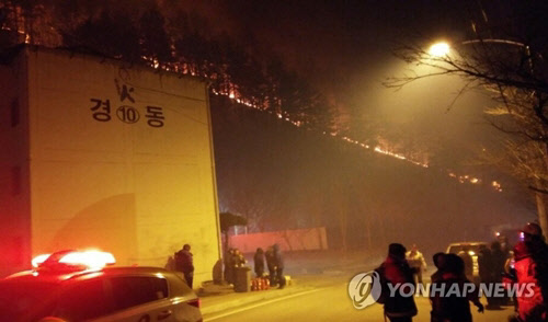 지난 11일 강원 삼척시 도계읍 황조리 인근 아파트 옆까지 번진 산불을 주민들이 걱정스럽게 바라보고 있다  <삼척시청 제공=연합뉴스>